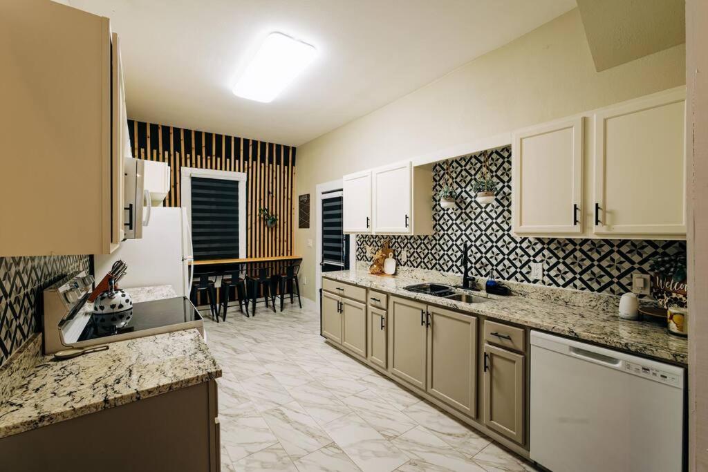 Close To Downtown San Antonio,Tx With Private Backyard And Firepit Bagian luar foto